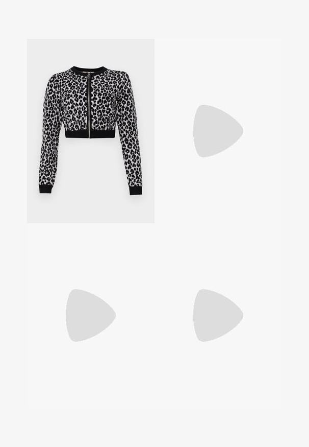 Lyhyt musta ja harmaa leopardikuosiset neuletakki, jossa on pitkät hihat, edessä vetoketju ja mustat ribbikuiskaimet. Pehmeä, teksturoitu neulekangas.; Valkoinen lyhytcropattu T-paita, joka on valmistettu puuvillasta. Sen hihoissa on lyhyet hihat ja edessä on "MICHAEL KORS" -logo samanvärisesti brodeeratuna.; Avokelevyyslaitokset vaaleassa taupe-värissä, valmistettu sileästä kankaasta, jossa on satiinimainen pinta. Ominaisuuksiin kuuluu räätälöity vyötäröosa ja hienovaraiset laskokset.; Musta nahkakengät matalalla korolla ja kultaisella koriste-embleemilla hihnassa, esiteltynä tasaisella vaaleanharmaalla taustalla.; Musta nahkainen käsilaukku, jossa on kaksinkertaiset kahvat, kultainen lukko ja ketjuyksityiskohta, sekä musta-valkoinen tupsu koriste, valkoista taustaa vasten.