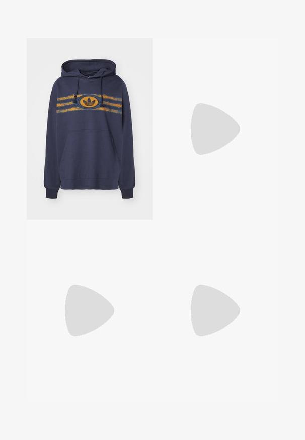 Sweatshirt azul-marinho com um bolso canguru na frente, capuz com cordão e riscas gráficas laranja apresentando um logótipo oval. Material em mistura de algodão.; Calças de ganga pretas com corte direito, apresentando bolsos frontais, fecho de zip e um único botão na parte superior. Tecido texturizado com um acabamento mate.; Calças largas em padrão xadrez castanho e azul, combinadas com sapatos brancos com detalhes pretos e solas texturizadas, contra um fundo verde.; Bolsa de ombro em tecido castanho com fecho éclair e bolso frontal; usada sobre uma camisa de manga longa cinza e laranja com logo.