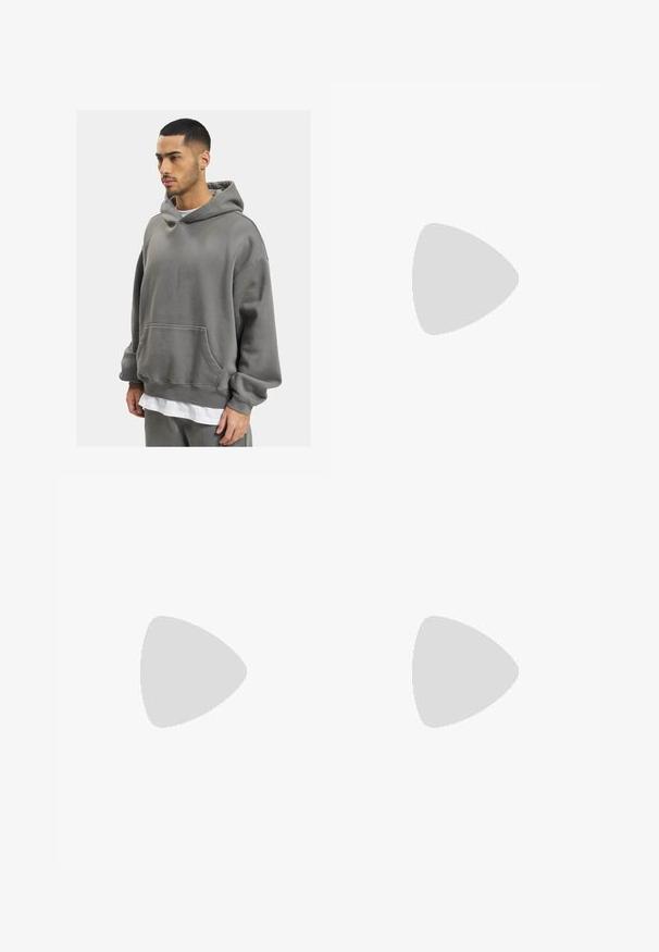 DEF HERREN - Mikina s kapucí - anthracite washed; Bílá krátkosrstá tričko s krátkým rukávem vyrobené z bavlny, se zaobleným výstřihem a volným střihem. Hladká textura, bez viditelných vzorů nebo akcentů.; Černé kalhoty s širokými nohavicemi z měkké tkaniny, s elastickým pasem a nastavitelným šňůrkovým zapínáním, obsahující boční kapsy a hladkou strukturu.; Černé kožené kotníkové boty s šněrováním vpředu, žlutým prošíváním, zaoblenou špičkou a silnou, textured gumovou podrážkou.