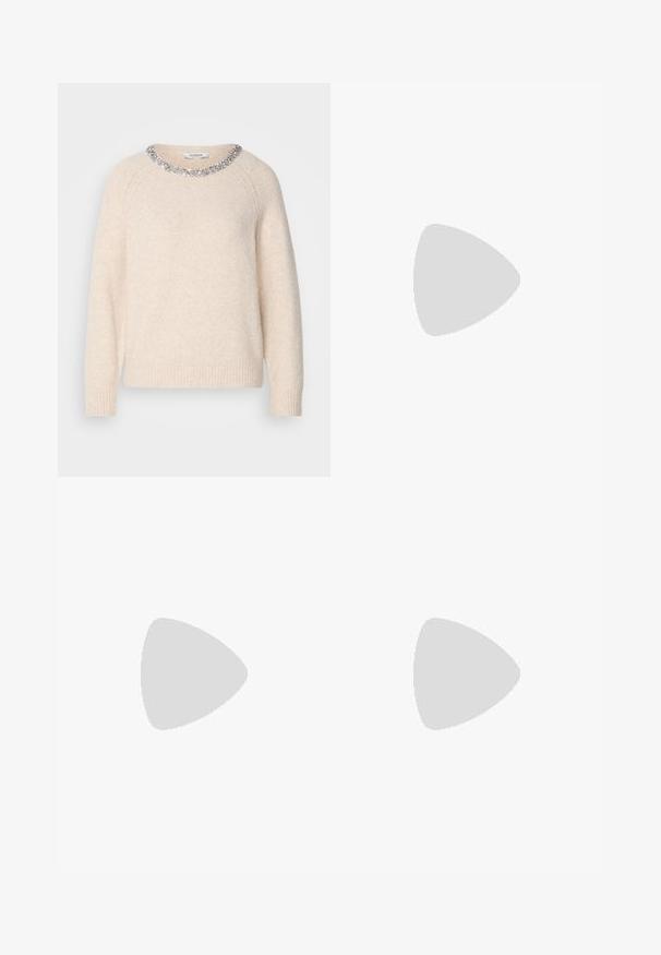 Hellbeige Pullover mit rundem Ausschnitt, verziert mit einem silbernen Perlenkragen, gerippten Bündchen und Saum, aus weichem, strukturiertem Stoff gefertigt.; Schwarze Denim-Jeans mit weitem Bein, Reißverschluss vorne, Fünf-Taschen-Design und dezenten Stickdetails. Glatte Textur und lässiger Stil.; Schwarze Lackleder-Slingback-High Heels mit spitzem Schuh und einem geometrischen Blockabsatz. Verfügt über ein schlankes, minimalistisches Design und eine glatte Textur.; Schwarze Leder-Hobo-Tasche mit einer glatten Textur, geschwungener Form und einem einzelnen verstellbaren Tragegurt; verfügt über eine weite Öffnung am oberen Ende.