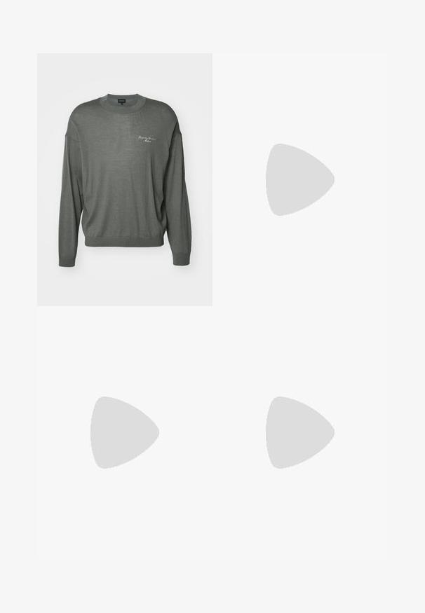 Emporio Armani Strickpullover - mulled basil/fog; Schwarzes Baumwoll-T-Shirt mit klassischem Rundhalsausschnitt, kurzen Ärmeln und lockerer Passform. Glatte Textur, keine Muster oder Verzierungen.; Dunkelgraue Hosen aus gewebtem Stoff, mit geradem Schnitt, Gürtelschlaufen und einem einzelnen Knopfverschluss an der Taille.; Schwarze Leder Chelsea-Stiefel mit elastischen Seitenteilen und einer strukturierten Gummisohle, kombiniert mit hellblauen, umgekrempelten Jeans.