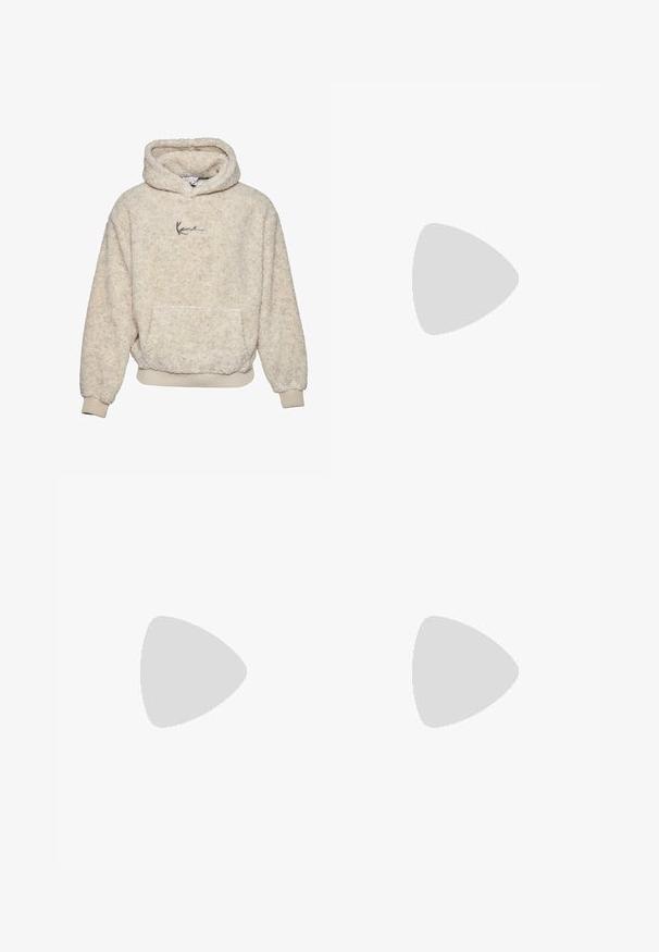 Karl Kani METAL SIGNATURE TEDDY OS - Kapuutsiga pusa - off white; Reternity ATELIER EMBLEM - Trükipildiga T-särk - white; Laiad sinised denim teksad pleekinud pesuga, viis taskut ja nupuga kinnitamine. Sile tekstuur ja kerged pleekimise jäljed põlvede juures.; New Balance M1906 UNISEX - Tossud - grey