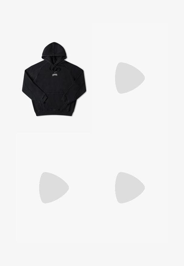 Fekete kapucnis pulóver, puha anyagból készült, kenguru zsebbel, húzózsinórral ellátott kapucnival és ezüst színű logóval a mellkason. Bordás mandzsetták és alj.; Fekete pamut póló, kicsi, sárga lángmintázatú pillangó grafikával a mellkason. Kerek nyakkivágás, rövid ujjak.; Kék sportnadrág puha anyagból, rugalmas derékkal és zsinórral, tapered lábakkal és egy kis logóval az oldalon.; Fekete futócipő, mely háló és szintetikus anyagok keverékéből készült, vastag talppal, ívelt kialakítással és hangsúlyos logóval az oldalon.