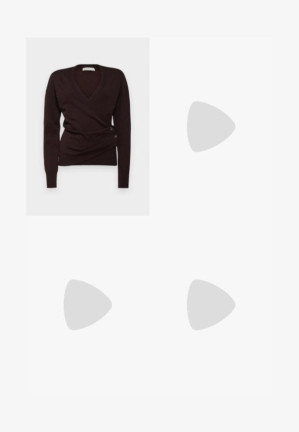 Pulover închis la culoare, dintr-un material moale, cu un guler V adânc, mâneci lungi și nasturi decorativi pe lateral pentru închidere.; Pantaloni negri evazați, cu o textură netedă, talie ajustată și buzunare frontale, proiectați cu o siluetă modernă, elegantă.; Pantofi slingback din piele patent neagră, cu vârful ascuțit, tocul subțire și un design discret cu decupaj. Se evidențiază printr-un cataramă aurie pe curea.; Geantă neagră din piele, tip crossbody, cu două buzunare frontale, catarame aurii, închidere cu fermoar și o curea subțire. Suprafață texturată și formă rectangulară compactă.