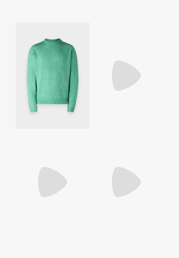 Jack & Jones JOROLLIE CREW NECK - Vesta - holly green; Crne hlače ravnog kroja, izrađene od glatkog materijala. Imaju prednje nabore i jedan dugme na struku.; Bijele kožne tenisice s glatkom površinom, okruglim vrhom, ravnim vezicama i strukturiranom potplatom. Sivi antilop naglasak na peti.; Crne pravokutne sunčane naočale sa tamnim lećama. Sjajni okvir, ravne noge s blagim zakrivljenjem. Minimalistički dizajn, bez ukrasa.