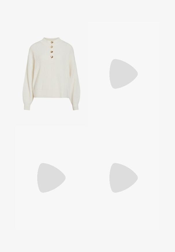 Kremowy sweter z prążkowanej dzianiny z balonowymi rękawami i czterema złotymi guzikami w kształcie muszli na plisce przy wysokim kołnierzu.; Czarne spodnie o prostym kroju, z przednimi kieszeniami i bocznymi rozcięciami na dole. Wykonane z miękkiego, gładkiego materiału. Odpowiednie na różne okazje.; Czarne lakierowane sandały na obcasie z kwadratowym noskiem, z paskami wokół kostki i srebrnymi klamrami. Posiadają masywny słupek dla stabilności.; Czarna skórzana torba tote o gładkiej fakturze, prostokątnym kształcie i dwóch długich uchwytach. Brak widocznych elementów metalowych i ozdób.