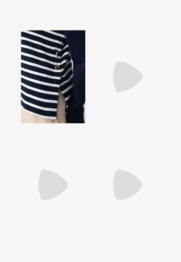 Gestreiftes Oberteil in Marineblau und Weiß, aus weichem Stoff mit metallicfarbenen Akzenten an der Seite sowie einem Verschlussdetail für zusätzlichen Stil.; Schwarze Leggings aus glattem, dehnbarem Stoff. Mit einem breiten Bund und tailliertem Bein Design, geeignet für aktive oder lässige Kleidung.; Weiße Ledersneaker mit hellblauen Akzenten, grauem Wildlederzehen und einer braunen Gummisohle. Verfügt über drei blaue Streifen und "Samba"-Branding.; Burgunderfarbene Handtasche aus synthetischem Material mit strukturiertem Design, ausgestattet mit einem abnehmbaren Trageriemen und einem blumenmusternden Schal, der am Griff gebunden ist.