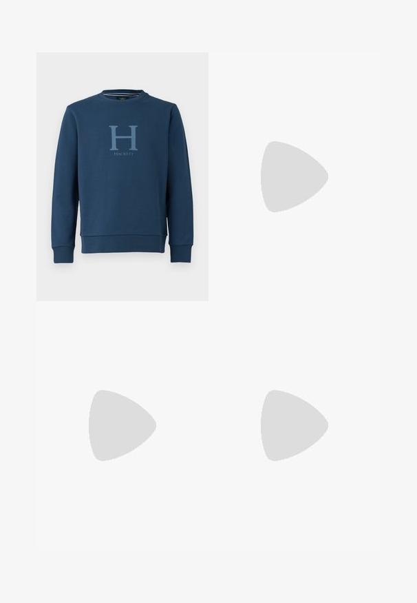 Felpa navy realizzata in tessuto misto cotone, con scollo rotondo, polsini a costine e un grande logo "H" azzurro con "HACKETT" sottostante.; Jeans di denim azzurro chiaro con una vestibilità ampia, gambe dritte, design a cinque tasche e chiusura con bottone in vita. Dettagli di cucitura minimalista.; Sneaker Lacoste grigie scure in materiale mesh e sintetico, con suola testurizzata e dettagli marroni sul colletto e sul branding.; Marsupio in stampa tie-dye blu scuro con una parte superiore con zip, materiale testurizzato e un logo ben visibile sul davanti.
