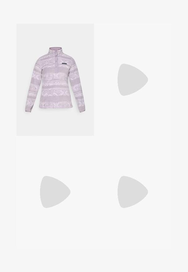 Fleece-genser i lys lavendel med mønstrett hvitt design, ståkrage og tre knapper. Har et logo på brystet.; Svart langermet T-skjorte laget av bomull med rund hals. Har en liten hvit logo på venstre brystområde. Enkelt design og passform.; Svarte nylon cargo-bukser med glidelås og justerbare mansjetter, flere lommer og en logo på høyre bein. Glatt, lett tekstur.; Beige og krem joggesko med teksturert mesh-overdel, støttende overlegg og gummisåle med et mønster for godt grep.