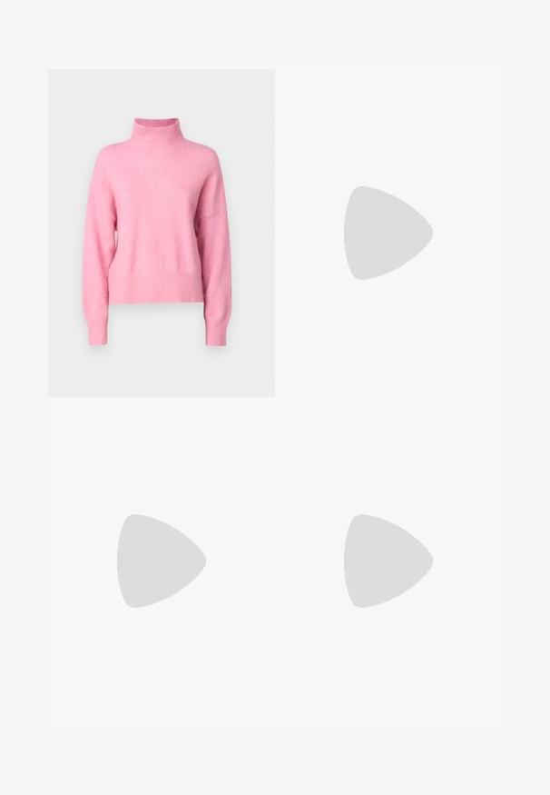 Maglione a collo alto rosa realizzato in un morbido tessuto a trama, con spalle scese e polsini e orlo a costine per una vestibilità rilassata.; Pantaloni neri a gamba larga con finitura liscia, davanti piatto, passanti per cintura e chiusura a un bottone in vita.; Mocassini in pelle nera con suola spessa, caratterizzati da un accento dorato nella parte anteriore e una finitura liscia. Design della suola con profilo spesso.; Borsa a tracolla nera in pelle con due tasche frontali, fibbie dorate, chiusura con zip e una tracolla sottile. Superficie texturizzata e forma rettangolare compatta.