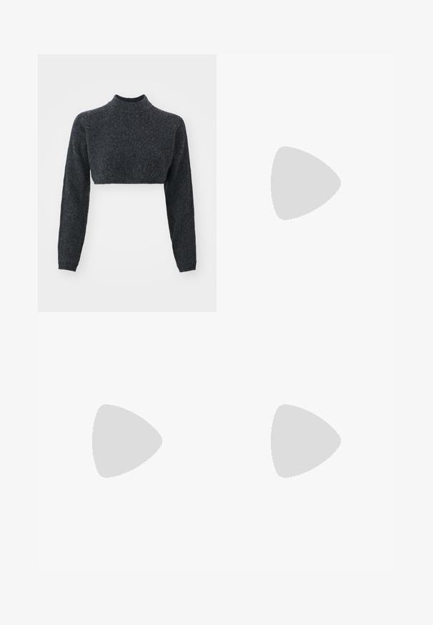 Svetr s vysokým límcem v tmavě šedé barvě, s dlouhými rukávy a strukturovanou pleteninou. Design je přiléhavý a minimalistický, bez viditelného kovového kování.; Černé polyesterové culotte kalhoty s elastickým pasem, dvěma předními sklady a volným siluetou. Žádné viditelné vzory ani kovové detaily.; Černé lakované sandály na podpatku se čtveratou špičkou, lýtkovými pásky a stříbrnými přezkami. Disponují masivním blokovým podpatkem pro stabilitu.; Černá kožená hobo taška s hladkým povrchem, zakřiveným tvarem a jedním nastavitelným popruhem; má široké otevírání nahoře.