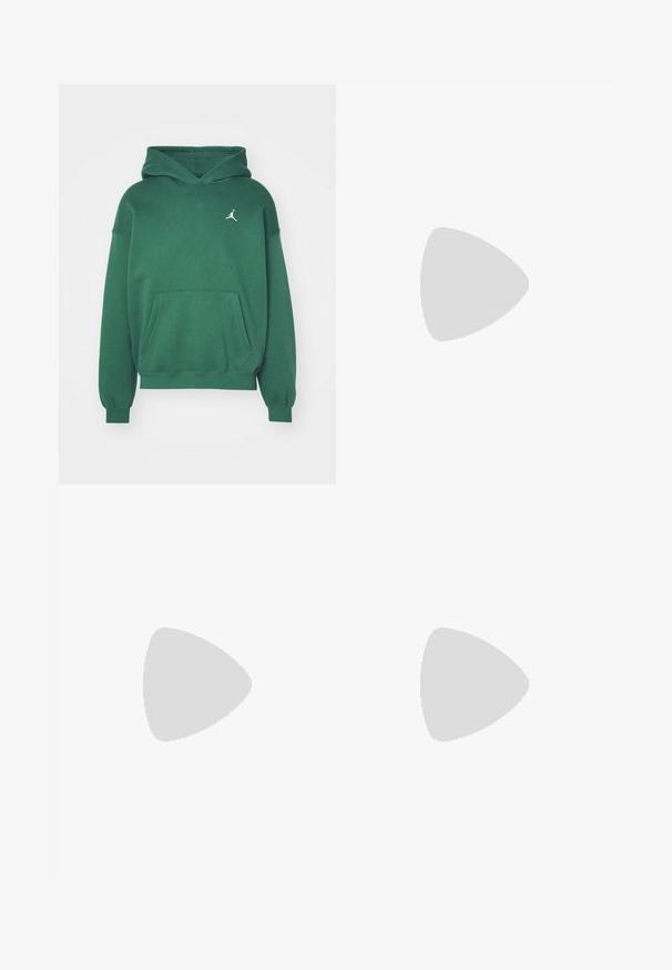 Grüne Kapuzenpullover aus weichem Stoff, mit einer vorderen Kängurutasche und einem weißen Logo auf der linken Brust. Mit ribbed Bündchen und Saum.; Schwarzes Langarmshirt mit Rundhalsausschnitt, aus glattem Stoff. Hat überschnittene Schultern und eine lockere Passform, mit seitlichen Schlitzen am Saum.; Helle blaue Denim-Shorts mit lässiger Passform, die fünf Taschen, Gürtelschlaufen und eine verblasste Textur aufweisen. Der Saum ist gerollt und genäht.; Schwarze Ledersneaker mit strukturierten Oberflächen, weißem Nike-Swoosh, grauer Sohle, runder Zehenpartie und Schnürdesign. Verfügt über Perforationen an der Zehenbox.