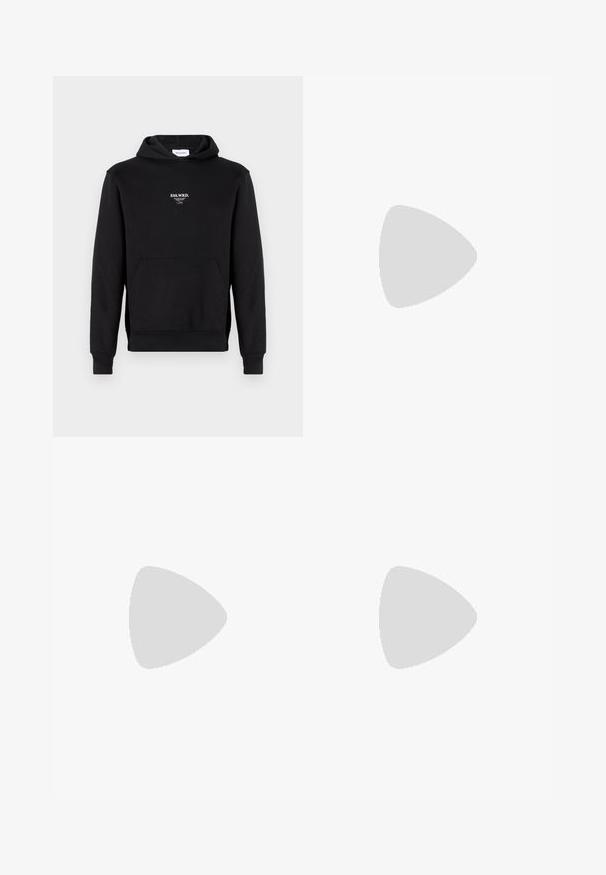 Sort hoodie lavet af en bomuldsblanding, med en frontlomme, ribbede manchetter og et lille broderet logo i hvidt på brystet.; Blå denim cargo shorts med høj talje, flere cargo-lommer på siderne og en klassisk femlomme-design. Stenvasket tekstur.; Sort lavtoppede sneakers med hvide striber, sorte snørebånd, struktureret sort sål og hvid hælaccent, mærket "JACK & JONES" på siden.; Sort stof bæltetaske med en rund form, frontlomme med lynlås og blød tekstur. Ingen synlige mønstre eller særlige detaljer. Letvægtsdesign.