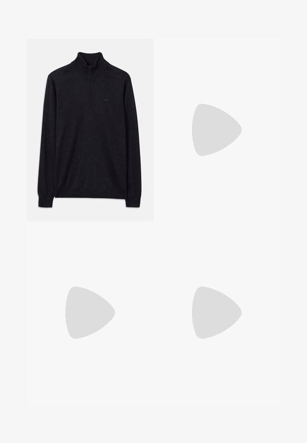 Schwarzer Pullover mit langen Ärmeln, geripptem Stehkragen und halbem Reißverschluss, mit dezentem Logo auf der linken Brust.; Weißes Baumwoll-T-Shirt mit kurzen Ärmeln, rundem Ausschnitt und einem dezenten "Levi's"-Logo in heller Farbe auf der Vorderseite.; Schwarze gerade Jeans aus Denim mit fünf Taschen, Knopfverschluss und Gürtelschlaufen, flach auf einem weißen Hintergrund ausgelegt.; Schwarze Lederdressschuhe mit runder Zehenform, Schnürdesign und niedrigem gestapeltem Absatz. Glatte Textur mit minimalen Nähten.