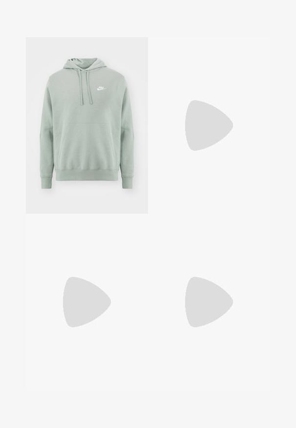 Lys grønn hettegenser laget av myk stoff, med en frontlomme, snorhette, og en hvit Nike-logo på øvre venstre side.; Tre hvite ribbestrikkede tank topper laget av bomull. Har en rund hals og små svarte etiketter nær kanten. Tilgjengelig i flere størrelser.; Grå Nike joggebukser med snor i midjen, smale ben, sidelommer og distinkte sømdetaljer. Myk, teksturert stoff.; Grå treningssko med overdel i nett og semsket skinn, hvite detaljer, en polstret såle, og et særpreget design med reflekterende elementer.