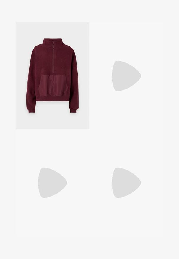 ONLY ONLLIA LIFE HALF ZIP  - Pulover iz flisa - port royale; Temno modri džins hlače s ravnim krojem, petimi žepi in sprednjim gumbom. Imajo detajle zbledelosti blizu roba.; Črne usnjene gležnjarje z okroglo konico, vezalnim sprednjim delom in debelim gumijastim podplatom z teksturiranim profilom. Zanka na hrbtni strani.; Sončne očala s sivo naravnanimi lečami, zlatim kovinskim okvirjem in črnimi plastičnimi detajli. Edinstvene leče v obliki metulja z tankimi ročaji.