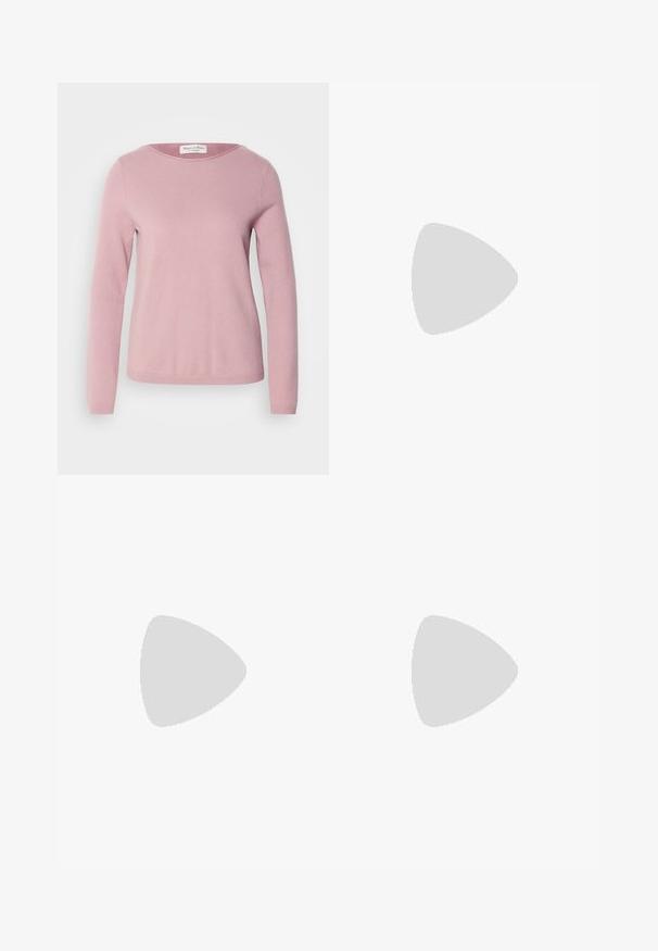 Marc O'Polo LONGSLEEVE ROUND NECK - Strickpullover - dark mauve; Schwarze Hose mit geradem Bein, ausgestattet mit zwei frontalen Taschen und einem Taillenbund. Hergestellt aus einem glatten, leichten Stoff.; Schwarzer Lackleder-Stiefelette mit spitzer Zehe und einem mittelhohen Blockabsatz. Glatte Textur und minimalistisches Design.; Schwarze Handtasche mit strukturierter Form, glatter Textur und einem metallischen Verschluss. Kombiniert mit weiten schwarzen Hosen und offenen Sandalen auf einem Holzboden.