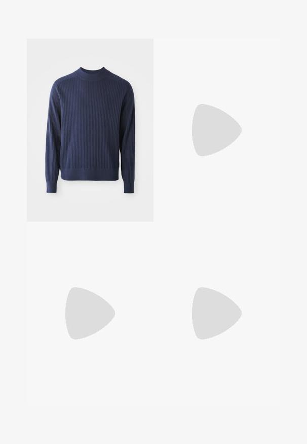 Donkerblauwe geribde sweater met een hoge hals, lange mouwen en een aansluitende zoom; de textuur van de stof voegt diepte toe.; Filippa K WIDE TROUSERS - Broek - driftwood; Zwarte leren instappers met een gladde textuur, ronde neus en een decoratieve band over de wreef. Lage, gestapelde hak en minimalistisch ontwerp.; Zwarteleren schoudertas met een ritscompartiment, logo-detail en een verstelbare band met merk. Draag gezien tegen een gestructureerde marineblauwe trui.