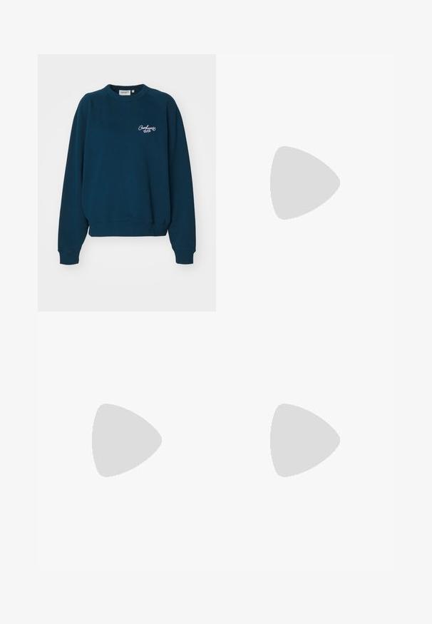 Carhartt WIP SIGNATURE - Mikina - duck blue/white; Zkrácený žebrovaný top v tmavě námořnické modři, s vysokým výstřihem a subtilním logem Nike. Materiál má texturovaný, elastický vzhled.; Bílé cargo kalhoty vyrobené z denimu, s volným střihem, bočními kapsami a viditelnými švy. Hladký přední díl s knoflíkovým zapínáním.; Černobílé dřeváky se zebřím vzorem, se syntetickým svrškem, nastavitelným přezkovým páskem a gumovou podrážkou se žlutým stehem.