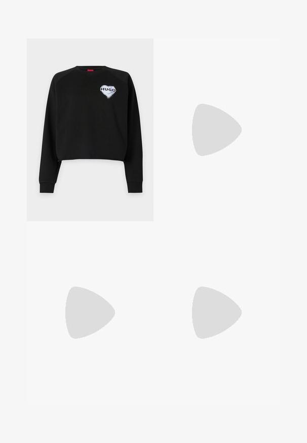 Sweatshirt preta com um design cropado, apresentando um decote redondo e mangas raglan longas. Logótipo em forma de coração bordado com a inscrição "HUGO" no peito.; Calças de ganga azul claro ligeiramente abertas, com uma cintura com botão e um efeito desbotado, afunilando até a bainha larga nos tornozelos.; Mocassim de couro branco com sola plataforma preta robusta, apresentando uma fivela retangular prateada e detalhes de costura visíveis na parte superior.; Bolsa de couro preta com formato triangular, alça fina e detalhes em metal prateado. Apresenta um fecho com zíper e logótipo em relevo na parte frontal.