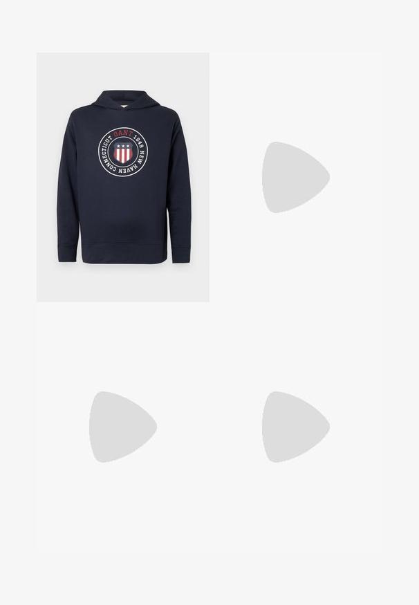 Μπλέ φούτερ από μαλακό ύφασμα. Διαθέτει στρογγυλό λογότυπο με κόκκινες, λευκές και μπλε λεπτομέρειες, κεί�μενο και κουκούλα με κορδόνι.; Μαύρο μπλουζάκι με μακριά μανίκια από βαμβάκι, με στρογγυλή λαιμόκοψη και μικρό πράσινο κεντητό λογότυπο κροκοδείλου στην αριστερή πλευρά του στήθους.; Ανοιχτό γαλάζιο τζιν παντελόνι με χαλαρή εφαρμογή, ίσια πόδια, σχέδιο με πέντε τσέπες και κούμπωμα με κουμπί στη μέση. Ελάχιστη λεπτομέρεια ραφής.; Αθλητικά παπούτσια Lacoste σε σκούρο γκρι χρώμα, κατασκευασμένα από διχτυωτό και συνθετικό υλικό, με ελαστική σόλα και καφέ λεπτομέρειες στον γιακά και στο branding.