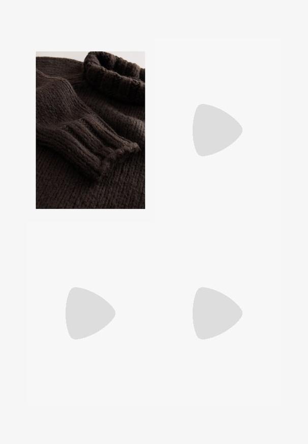 Pull tricoté marron foncé avec une texture côtelée, col roulé plié et manches longues avec poignets côtelés. Matière douce et épaisse.; Pantalons larges de couleur crème clair. Fabriqués dans un tissu lisse avec des plis à l'avant et des poches latérales.; Escarpin beige à bout pointu et bride arrière, avec des finitions noires, une boucle dorée et un talon bloc épais, posé sur un sol gris avec un fond vert foncé.; Sac à main en cuir beige avec une forme unique, doté de deux poignées courtes et d'une longue sangle réglable. Texture lisse avec un minimum de matériel.