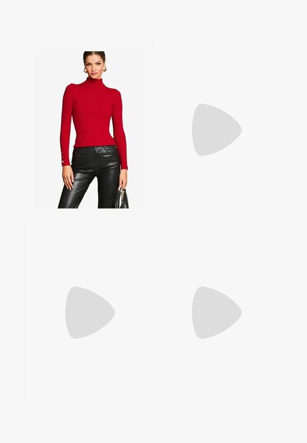 Lipsy ROLL NECK BUTTON DETAIL  - Maglione - red; Pantaloni a gamba larga in tessuto crema con una texture liscia, caratterizzati da un singolo bottone frontale, pieghe sottili e un design a vita alta.; Sneakers bianchi in pelle con texture liscia, caviglia imbottita e punta perforata. Presentano una suola in gomma leggermente sollevata e un design con lacci.; Borsa a tracolla intrecciata in paglia di colore beige, con una forma curva, manico corto e zip laterale. Presenta una superficie texturizzata e un design minimalista.