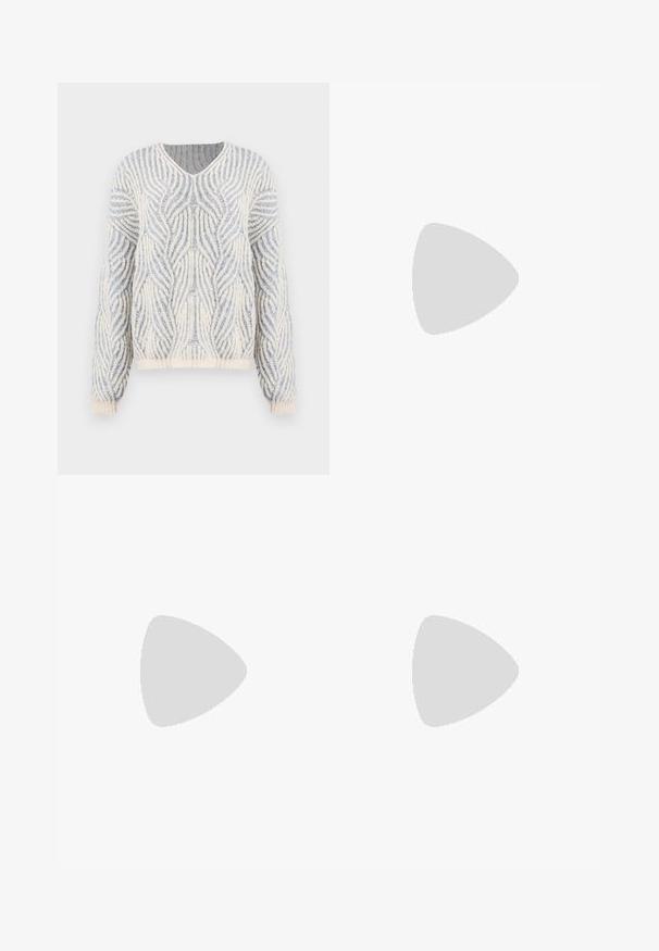 Gebreide trui in crème en lichtblauw met een golvend textuurpatroon. Heeft een V-hals en lange mouwen met geribbelde manchetten en zoom.; Wijduitlopende denim broek met een lichte naar donkere blauwe gradient, hoge taille, riemlussen en een bijpassende stoffen riem. Gestructureerde denimafwerking.; ONLY SHOES ONLALYX - Sandalen - blue denim; Zwarte leren handtas met een gebogen vorm, afneembare schouderband en gouden hardware. De tas heeft een klep met een gespsluiting.