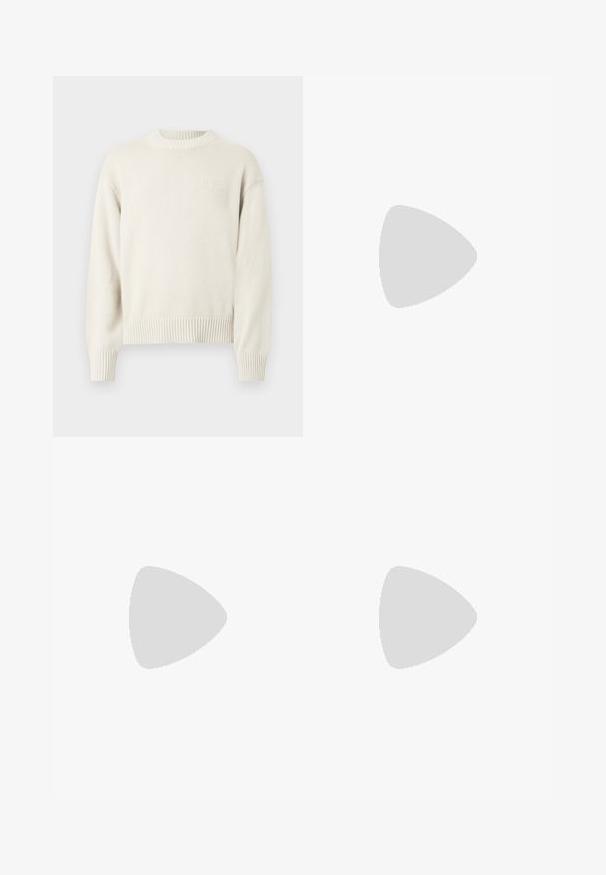 Pullover od meke vune krem boje sa okruglim izrezom, rebrastim manžetama i donjim rubom, s diskretnim utisnutim logotipom na prsima.; Crne hlače od glatkog materijala, s preklopom sprijeda, kopčanjem na gumb i smotanim manžetama na gležnju.; Crne kožne muške mokasine s niskom petom i klasičnim dizajnom trake za novčiće, prikazane u bočnom profilu na bijeloj pozadini.; Crne pravokutne sunčane naočale s tamnim lećama, debelim plastičnim okvirom, zlatnim akcentima na sljepoočnicama i logotipom marke ugraviranim na dršku.