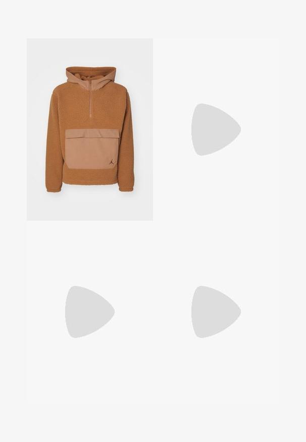 Brun fleece-pullover med halvlys foran, hette og en stor frontlomme; har glatte detaljer og en logo i nederste hjørne.; Hvit bomull t-skjorte med korte ermer, rund utringning, avslappet passform, og ingen synlige logoer eller mønstre. Glatt tekstur og minimalistisk design.; Høyt liv, løstsittende jeans i falmet svart denim. Har fem lommer, beltehemper og et rent, rett ben-design.; Grå og hvite sneakers med overdel i semsket skinn og lær, rund tå, flate lisser, og gummisåle med gummibelegg.