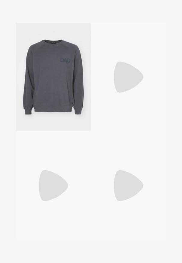Ron Dorff - Bluza; Luźne spodnie w kolorze oliwkowym z elastycznym paskiem, bocznymi kieszeniami i kontrastującym żółtym przeszyciem z detalami logo Adidas.; Czarne skórzane i szare zamszowe sneakersy z białymi paskami, gumową podeszwą, sznurowanym przodem oraz rzepem. Charakteryzują się złotym logo "Samba".; Czarne prostokątne okulary przeciwsłoneczne z błyszczącym wykończeniem, ciemnymi soczewkami i złotymi akcentami na zauszniku z logo.