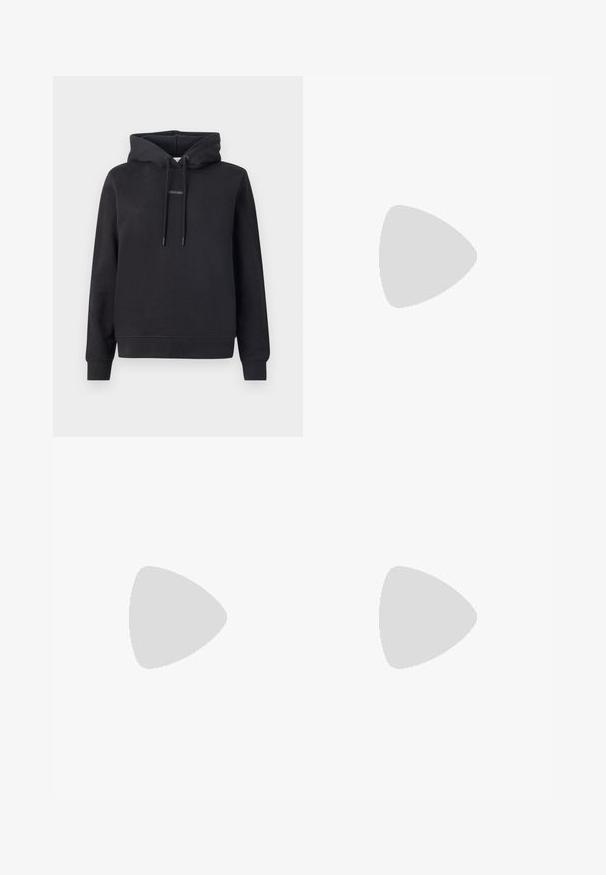 Felpa nera con cappuccio in tessuto morbido, dotata di una coulisse, polsini e orlo a coste, con una piccola etichetta del logo centrata sul petto.; Jeans dritti blu chiaro in denim. Presentano cinque tasche, una chiusura con bottone in metallo e leggere sfumature per aggiungere texture.; Infradito blu chiaro realizzato in gomma liscia, con logo in rilievo sulla cinghia e una suola piatta e testurizzata.; Calvin Klein LINEAR CAMERA BAG - Borsa a tracolla - black