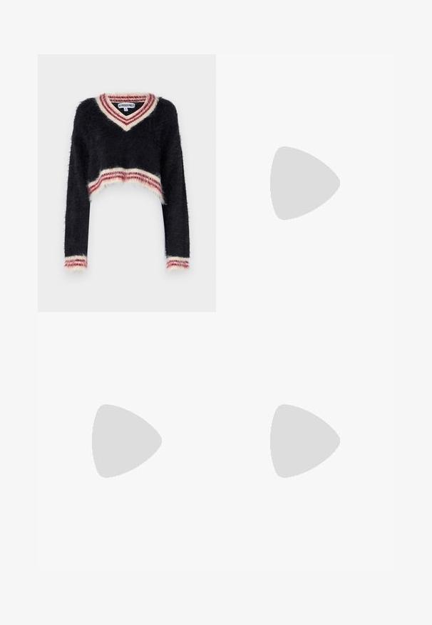 The Ragged Priest SNITCH - Pulover - black; Črne široke hlače s pliči, izdelane iz gladkega blaga. Imajo gumbasto zapiranje in kroj, prilagojen telesu.; Črne nobučne superge z belimi detajli, ki imajo zlati logotip. Ujemajo se z svetlo modrimi kavbojkami in so postavljene na teksturirano modro površino.; Črne oversize sončne očala z ovalnimi lečami, gladkim plastičnim okvirjem in zlatenimi detajli na templjih. Temne leče zagotavljajo zaščito pred soncem.