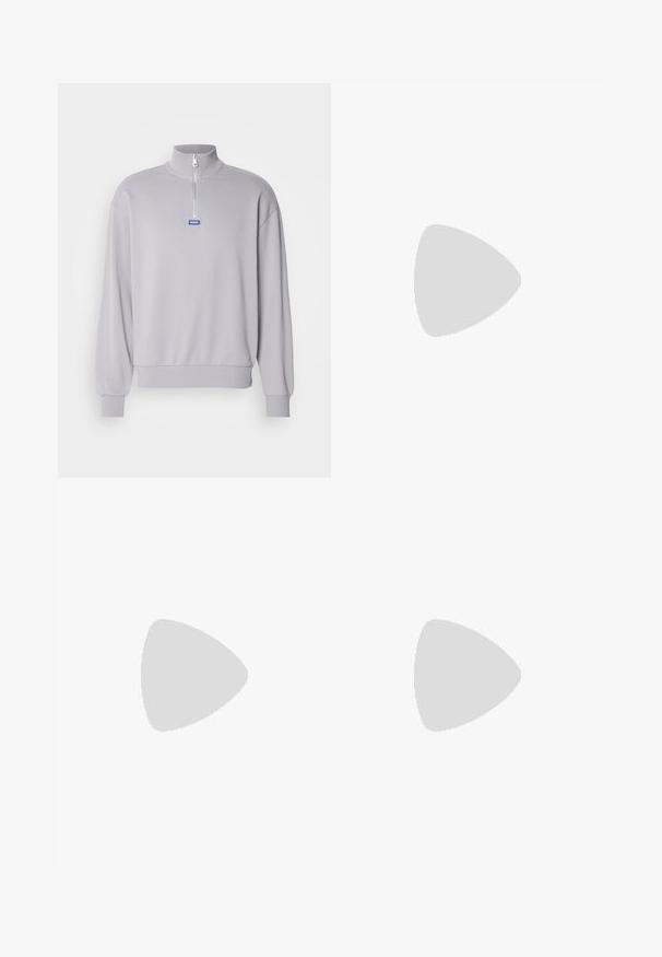Felpa grigia chiara con colletto a mezza zip, polsini e orlo a coste. Presenta una targhetta con logo blu sul davanti. Tessuto morbido al tatto.; BOSS TEE - T-shirt basic - open white; Pantaloni in cotone beige con taglio dritto, dotati di chiusura a bottone e pence sul davanti per un tocco di dettaglio in più.; Sneaker bianca in pelle con punta arrotondata, design minimalista, lacci grigi e suola in gomma grigia testurizzata. Dettagli di cucitura sottili visibili.