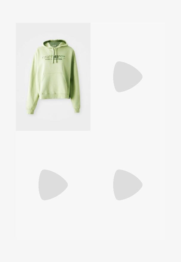 Lysegrønn hettegenser laget av bomullsblanding. Har kengurulomme, snor i hetta og brodert logo med teksten "Carhartt Work in Progress."; Beige bomulls t-skjorte med avslappet passform, rund hals, korte ermer og et lite kvadratisk logo-lapp på venstre brystområde.; Blå høy midje vide ben jeans med knapp foran og lommer, falmet tekstur på lårene og rett kant.; Hvit lær sneakers med gule og lavendel detaljer, rund tå, flate lisser, og teksturert gummisåle. Brukt med hvite sokker.