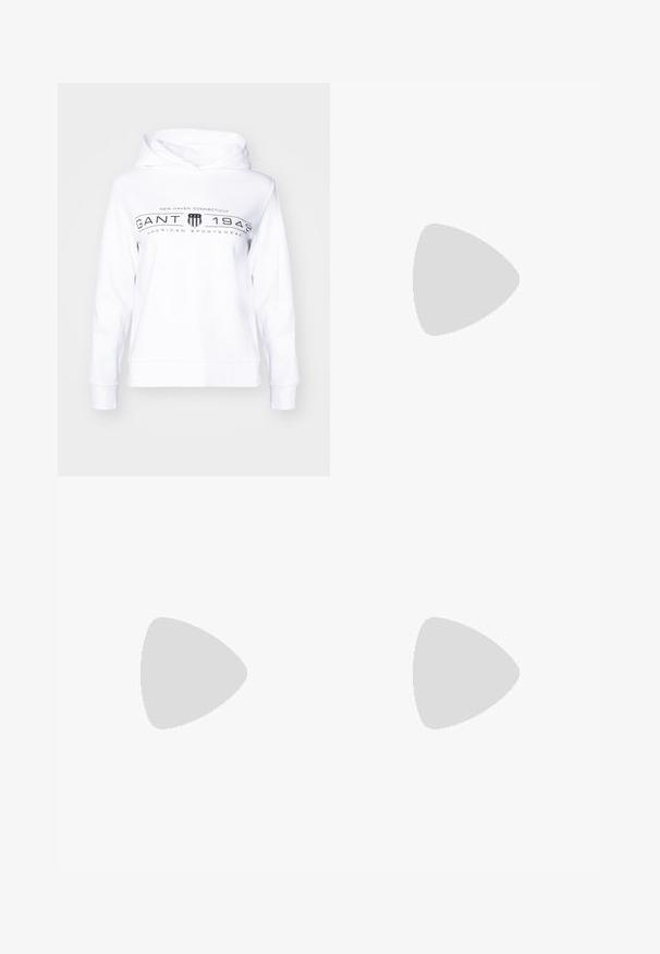 Balta hoodie su gobtuvu, ant kurių yra priekinis piešinys su "GANT 1949", juostelėmis ir skydelio logotipu. Pagaminta iš minkštos medžiagos, laisvo kirpimo.; Aukštai juosmens, šviesiai mėlynos džinsinės kelnės su plačiomis kojomis, turinčios penkias kišenes ir subtilų blukimą audinyje.; Balti žemi sportbačiai su storomis padangomis ir raišteliais, su perforuotais iškirpimais šonuose ir ant kojų pirštų, rodomi ant balto fono.; Juodas sintetinės medžiagos rankinės su viršutinėmis rankenomis, nuimamu peties diržu, apvalia forma, lygia tekstūra ir sidabriniu logotipo akcentu priekyje.