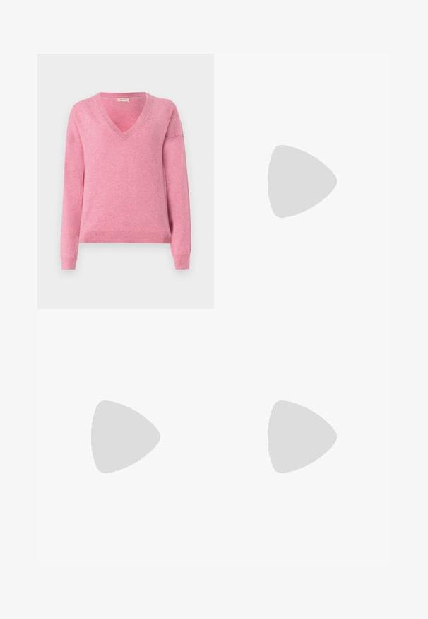 Suéter de pico rosa fabricado en una tela suave, con mangas largas y un dobladillo acanalado. Diseño sencillo con una textura lisa y un ligero estiramiento.; Pantalones vaqueros de pierna ancha en denim color blanco roto, con cintura alta, remaches de cobre y diseño clásico de cinco bolsillos. Tejido texturizado con dobladillos limpios.; Zapatillas de ante marrón con acentos y cordones blancos. Suela de goma color caramelo. Usadas con calcetines blancos con rayas negras. Suelo texturizado verde.; Gafas de sol de metal dorado con lentes verde oscuro, estilo aviador, con patillas delgadas y acentos de carey en los extremos.