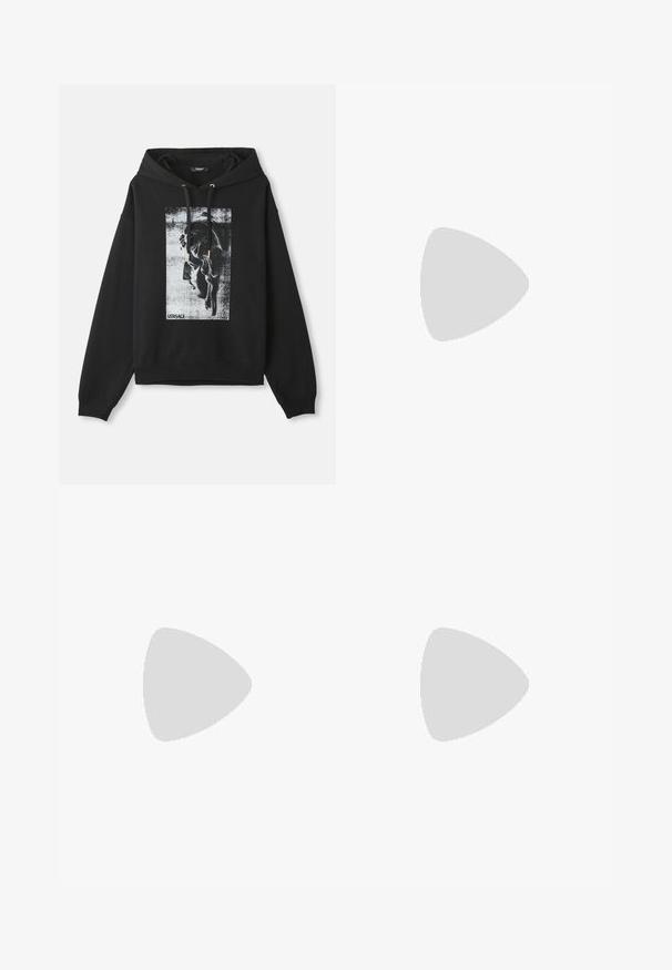 Hoodie nera in cotone, caratterizzata da una stampa grafica di un profilo in grigio e bianco, con accessori per stringere in tono oro.; Pantaloni cargo mimetici in tonalità di grigio e bianco, con più tasche e un cordoncino alle caviglie per una vestibilità regolabile.; Scarpa da corsa nera con una combinazione di materiali in rete e sintetici, suola spessa, design curvo e marchio ben visibile sul lato.; Occhiali da sole angolari con tonalità grigia e hardware in argento, su uno sfondo chiaro. Le lenti presentano una forma geometrica unica.