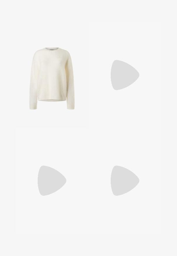 Cremefarbener Strickpullover aus weichem, flauschigem Material. Verfügt über lange Ärmel, einen runden Halsausschnitt und eine lockere Passform mit gerippten Bündchen und Saum.; Braune Weite-Leg-Hosen mit einer glatten Textur, hoher Taille und Vorderfalten. Der Stoff ist leicht und fällt locker.; Braune Leder-Sandale mit überkreuzten Riemen, einem Knöchelriemen mit Schnalle und einer flachen Sohle mit minimalen Nähdetails.; Braune Leder-Tote mit glatter Textur, offenem Oberteil und zwei Schulterriemen. Verfügt über minimale Nähte und keine sichtbaren Beschläge.