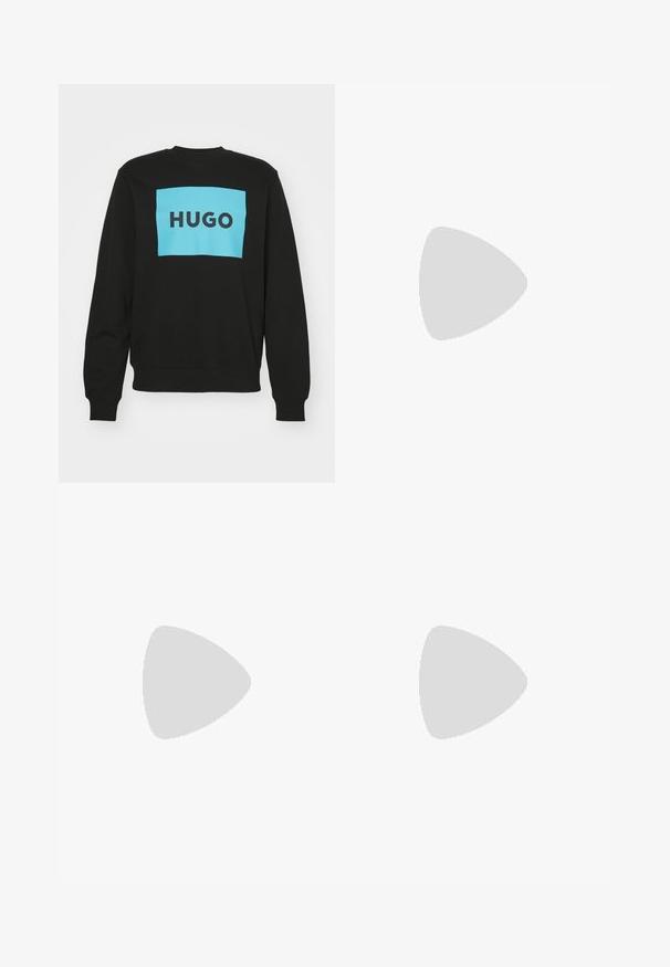 HUGO DURAGOL - Felpa - black; T-shirt nera in cotone con un grande logo testurizzato in bronzo "HUGO" sul davanti. Presenta un colletto rotondo e maniche corte.; Pantaloni cargo neri in cotone con vestibilità comoda, dotati di tasche laterali, chiusura a bottone e gambe dritti. Design semplice senza motivi.; Scarpe slip-on nere in suede con una robusta suola in gomma nera, dotate di una cinghia superiore e dettagli di cucitura a contrasto.