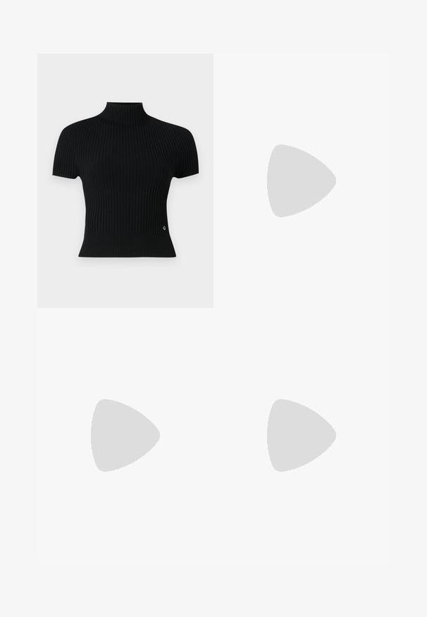 Svart kortermet ribbestrikket topp med høy hals, med en tettsittende silhuett og en subtil logoaccent ved midjen.; Hvite shorts med knyting i livet, med to sidelommer og et glatt, teksturert stoff. Klassisk snitt med rene linjer.; Sorte patenterte skinn slingback pumps med spiss tå og gullfarget detaljer på stroppen, med en blokk-helt. Glatt tekstur.; Svart paljettmini-veske med en knyttet teksturert stropp og sølvkjede. Rund form med samlet topp og reflekterende detaljer.
