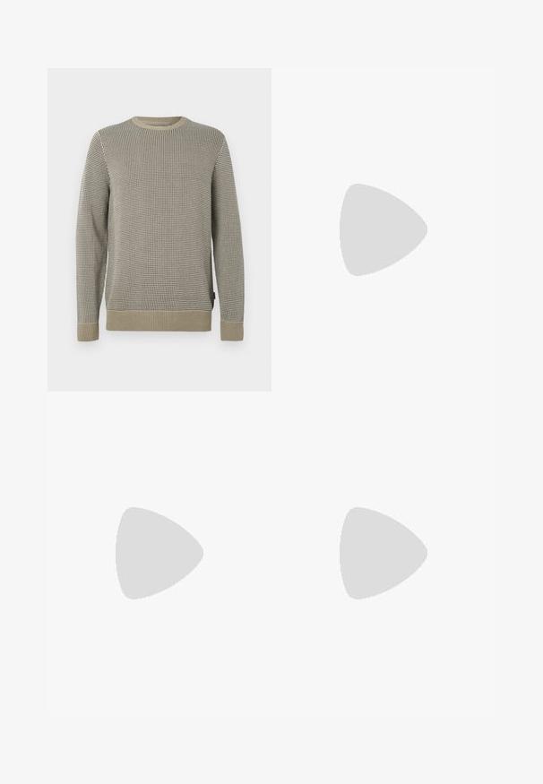 Pullover sweater in beige and black houndstooth pattern, featuring a crew neck, ribbed cuffs, and a textured finish.; Khaki trousers made of cotton with a straight-leg design, featuring two front pockets, a button fastening, and a classic fit.; Calvin Klein Slip-ons - cocoa brown; Black leather crossbody bag with a textured finish, rectangular shape, top zipper closure, and adjustable strap. Features subtle branding.