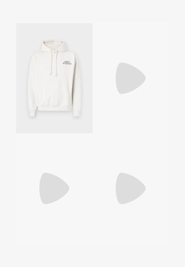 Bela kapuca iz mehke tkanine z sprednjim žepom, kapuco s vrvico in logotipom "OBEY STUDIOS" v črni barvi na prsih.; Črne, elastične hlače za prosti čas z ohlapnim krojem, manšetami na gležnjih, gladko teksturo in brez vidnih vzorcev ali dodatkov.; Bela Nike Air Max 90 športna obutev z mrežastim in usnjenim zgornjim delom, perforiranim prstnim delom in vidno zračno enoto v peti.; Crne sončne naočale s mat površinom, pravokutne leće, blagi luk na sljepilima, diskretna oznaka i leće sa dimnim nijansama.