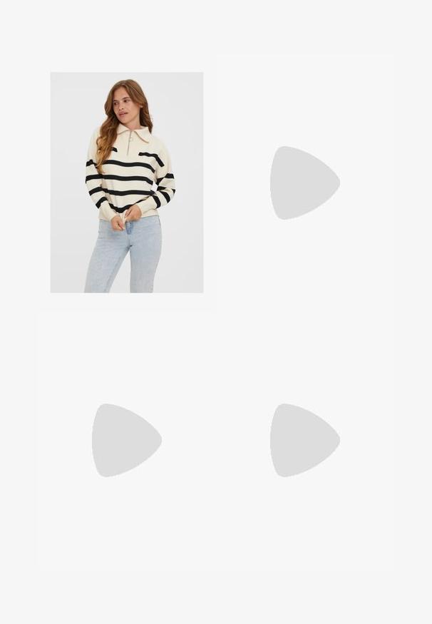 Pull crème avec des rayures noires horizontales, col zippé mi-haut et poignets côtelés, associé à un jean bleu clair.; Pantalon culotte noir en polyester avec une taille élastique, deux plis avant et une silhouette ample. Pas de motifs visibles ni de détails matériels.; Sandales noires plates avec une finition brillante, trois fines lanières et un détail en métal circulaire au niveau des orteils. Design épuré avec un talon minimal.; Sac à main en cuir verni noir avec une forme incurvée, une bandoulière, des poches avant et des accents en métal argenté.
