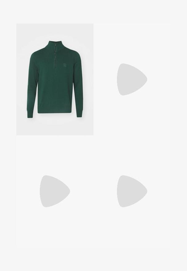 Grüner Strickpullover mit hohem Kragen und einem Reißverschluss in Viertellänge. Verfügt über gerippte Bündchen und Saum sowie ein kleines Logopatch auf der Brust.; Schwarze, taillierte Hose mit geradem Schnitt, aus glattem Stoff gefertigt. Verfügt über Gürtelschlaufen und eine Bügelfalte an der Vorderseite.; Weiße Leder-Sneaker mit glatter Oberfläche, rundem Zehenbereich, flachen Schnürsenkeln und strukturiertem Schuhsohlen. Graues Wildleder-Detail an der Ferse.; Klarer Kunststoff-Sonnenbrillen mit rechteckigen braunen Gläsern, ausgestattet mit dünnen, transparenten Bügeln und Metallakzenten an den Schläfen.