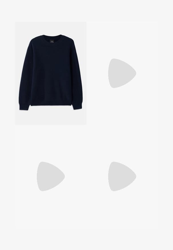 Sötétkék bordázott pulóver kerek nyakkal és hosszú ujjal. A szövet teljes felületén tekstúrált mintázattal rendelkezik.; Széles lábú, koptatott kék farmernadrág. Öt zsebből, elülső gombos záródásból és egyenes szabásból áll.; Fekete bőr loaferek sima textúrával, kerek orral és dekoratív pánttal a vampnál. Alacsony, rétegelt sarkú, minimalista dizájn.; Fekete kerek napszemüveg sötét lencsékkel és karcsú fém szárakkal. Átlátszó szárvégeket és ezüst részleteket tartalmaz az ívnél. Minimalista dizájn.