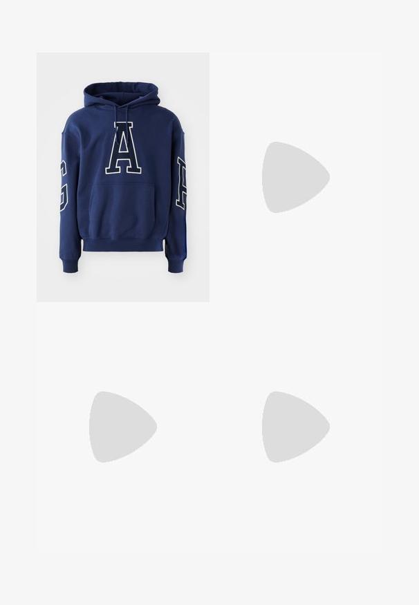 Felpa blu navy con tasca a marsupio, caratterizzata da lettere ricamate bianche "G" e "A" sul davanti e sulla manica, realizzata in un tessuto morbido.; Maglietta bianca in cotone con maniche corte, scollatura rotonda, vestibilità comoda e senza loghi o motivi visibili. Texture liscia e design minimale.; Jeans a vita alta, dal taglio ampio in denim nero sbiadito. Presentano cinque tasche, passanti per cintura e un design dritto e pulito.; Sneaker grigia e bianca con tomaia in suede e pelle, punta arrotondata, lacci piatti e soletta in gomma con un accento color caramello.