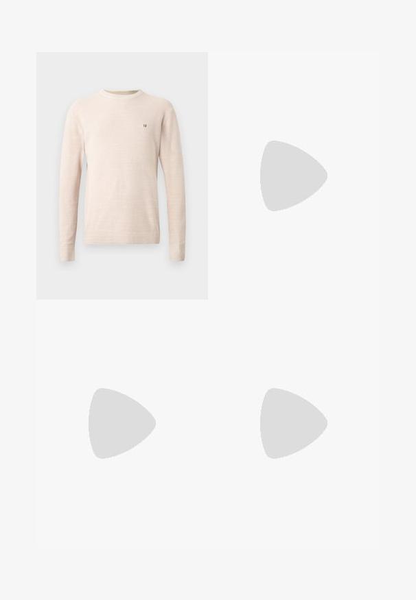 Beżowy sweter robiony na szydełku z długim rękawem, okrągłym dekoltem i małym brązowym haftowanym logo po lewej stronie klatki piersiowej, prezentowany na jednolitym tle.; Czarne bawełniane spodnie o prostym kroju, z brązowym skórzanym paskiem i gładką fakturą. Prosty design, bez widocznych wzorów czy akcentów.; Białe i beżowe sneakersy z połączeniem gładkich i zamszowych faktur, okrągłym noskiem, sznurowanym zapięciem oraz płaską gumową podeszwą.; Szara zamszowa saszetka biodrowa o zaokrąglonym kształcie, z dwoma zasuwanymi komorami i regulowanym paskiem. Wyróżnia się metalowymi akcentami.