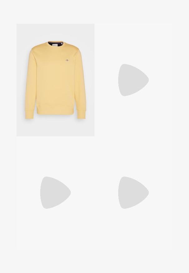 GANT SHIELD C NECK - Sportinis megztinis - dusty yellow; Jūrinės mėlynos spalvos medvilninis T-shirt'as su apvaliu iškirpimu ir trumpomis rankovėmis. Pasižymi paprastu dizainu be raštų ar papuošimų.; Juodi džinsai su tiesiu kirpimu, su mygtuku ir užtrauktuku, penkiais kišenėmis ir subtiliomis siūlėmis.; Juodas odinis batų modelis su raišteliais, apvaliu nosiu, lygiu paviršiumi, minimaliai siuvinėjimu ir žemu guminėmis pakulne. Ant pakulnės šalia logo.
