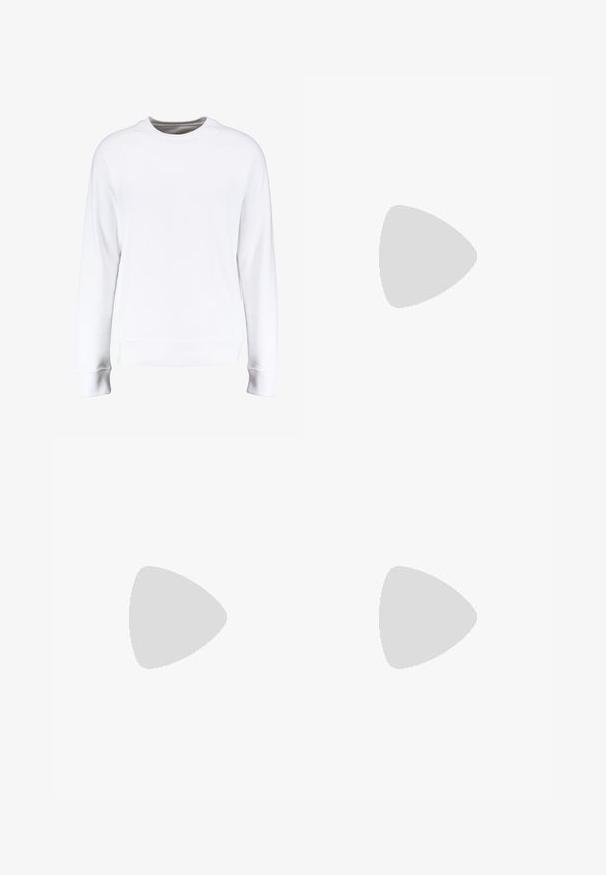 Sweatshirt blanc avec de longues manches raglan, col rond, poignets et ourlet côtelés, présentant une texture lisse et un design minimaliste.; Chemise à rayures bleu clair, à boutons, à manches longues, avec un col et un petit logo rouge brodé sur la poitrine. Tissu en coton.; Jeans larges de couleur crème en denim, avec un design à cinq poches standard et une fermeture à bouton en métal à la taille.; Un pull en tricot sans manches noir sur une chemise blanche, associé à un jean foncé et des baskets blanches. Modèle assis sur une chaise devant un fond clair.